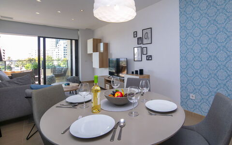 Arenal Beach: Meubilair, Interieur Ontwerp, Flooring, Verdieping, Keuken En Eettafel, Tafel, Eetkamer, Stoel, Kamer, Plafond