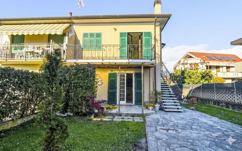 Marina di Massa 651: Woongebied, Huis, Buurt, Huis, Menselijke Nederzetting, Balkon, Veranda, Voorstad, Schaduw, Landgoed