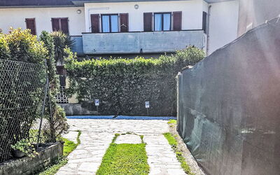 Marina di Massa 651: Oprit, Tuin, Gang, Flagstone, Schaduw, Steeg, Landscaping, Backyard, Cobblestone, Schaduw