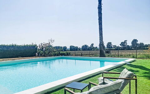 La Perla di Aprilia: Blauw, Zwembad, Toevlucht, Schaduw, Buitenmeubels, Vrije Tijd, Gazon, Landscaping, Landgoed, Eco Hotel