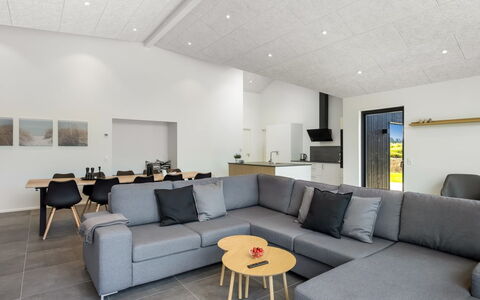Kamile - 500M from the Sea: Interieur Ontwerp, Flooring, Plafond, Verdieping, Hout, Meubilair, Verlichting, Woonkamer, Bankstel, Kamer