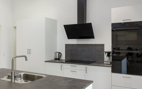 Kamile - 500M from the Sea: Keuken, Countertop, Flooring, Toestel Van De Keuken, Interieur Ontwerp, Cabinetry, Verdieping, Hout, Major Appliance, Huishoudapparatuur