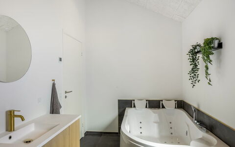 Kamile - 500M from the Sea: Badkamer, Loodgieterswerkinrichting, Interieur Ontwerp, Muur, Flooring, Bad, Plafond, Verdieping, Kraan, Loodgieter