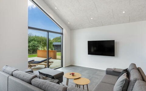 Kamile - 500M from the Sea: Plafond, Daylighting, Woonkamer, Houten Vloer
