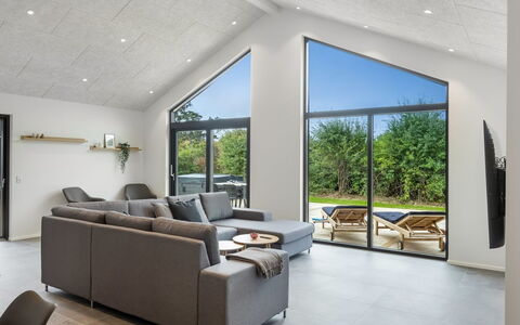 Kamile - 500M from the Sea: Flooring, Plafond, Verdieping, Bankstel, Woonkamer, Hardwood, Zolder, Slaapbank