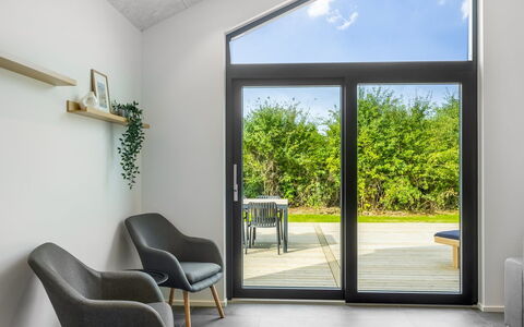 Kamile - 500M from the Sea: Interieur Ontwerp, Home Deur, Glas, Hardwood, Woonkamer, Kamerplant, Houten Vloer, Ontwerp, Stoel