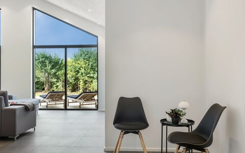 Kamile - 500M from the Sea: Flooring, Verdieping, Meubilair, Interieur Ontwerp, Houten Vloer, Stoel, Woonkamer, Kamer, Laminaatvloer