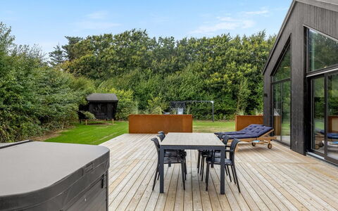 Kamile - 500M from the Sea: Hout, Dek, Hardwood, Houten Vloer, Tuin, Plank, Garden Gebouwen, Schaduw, Beits, Landgoed