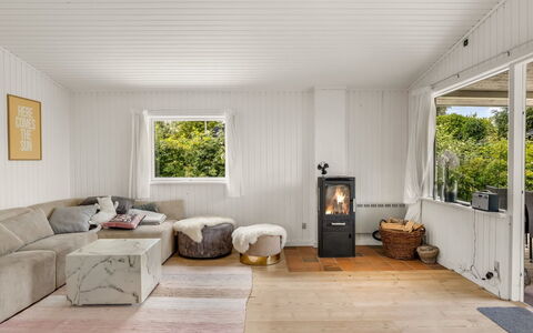 Ulli - 350M from the Sea: Flooring, Interieur Ontwerp, Verdieping, Hout, Meubilair, Plafond, Houten Vloer, Bankstel, Woonkamer, Kamer
