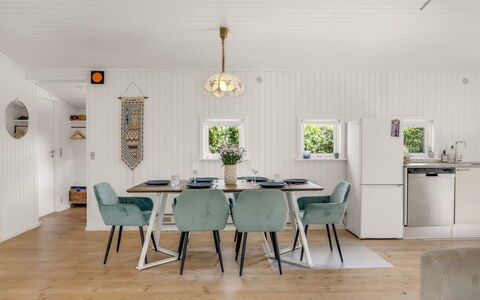 Ulli - 350M from the Sea: Meubilair, Interieur Ontwerp, Hout, Flooring, Plafond, Tafel, Keuken En Eettafel, Stoel, Eetkamer, Huis