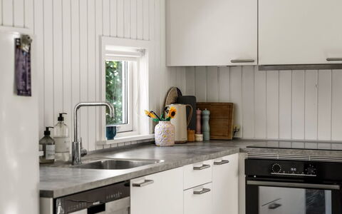 Ulli - 350M from the Sea: Keuken, Countertop, Toestel Van De Keuken, Hout, Interieur Ontwerp, Flooring, Gootsteen, Cabinetry, Huishoudapparatuur, Major Appliance