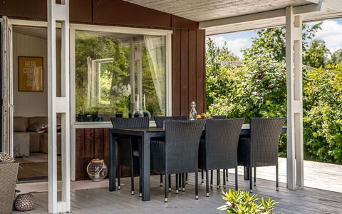 Ulli - 350M from the Sea: Meubilair, Hout, Veranda, Flooring, Stoel, Plafond, Verdieping, Interieur Ontwerp, Keuken En Eettafel, Tafel