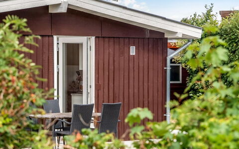 Ulli - 350M from the Sea: Hout, Huis, Struik, Deur, Huis, Dak, Verblijf, Land Lot, Siding, Tuin