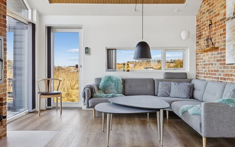 Nuka - 250M from the Sea: Hout, Meubilair, Flooring, Interieur Ontwerp, Verdieping, Huis, Houten Vloer, Woonkamer, Bankstel, Plafond