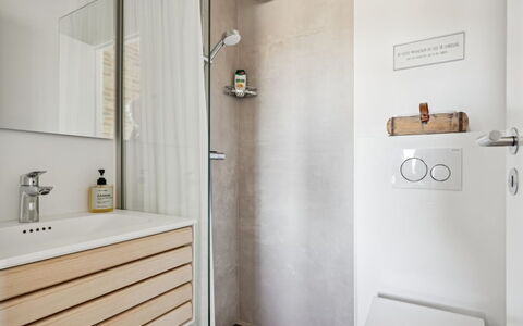Nuka - 250M from the Sea: Flooring, Muur, Interieur Ontwerp, Verdieping, Loodgieterswerkinrichting, Hout, Badkamer, Spiegel, Kraan, Loodgieter