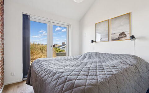 Nuka - 250M from the Sea: Hout, Huis, Slaapkamer, Bed, Bedding, Laken, Daylighting, Hardwood, Linens, Bed Frame