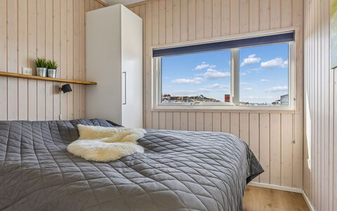 Nuka - 250M from the Sea: Hout, Verdieping, Flooring, Interieur Ontwerp, Plafond, Slaapkamer, Bed, Hardwood, Kamer, Beits