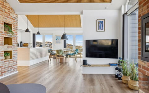 Nuka - 250M from the Sea: Interieur Ontwerp, Meubilair, Flooring, Hout, Plafond, Verdieping, Houten Vloer, Stoel, Huis, Woonkamer