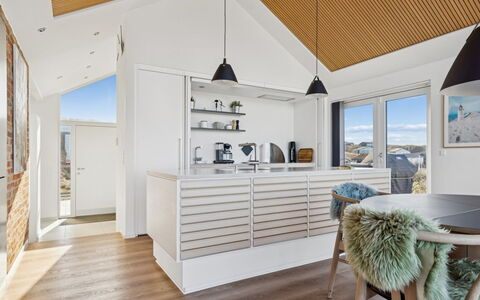 Nuka - 250M from the Sea: Hout, Interieur Ontwerp, Meubilair, Plafond, Flooring, Huis, Verdieping, Verlichting, Lichte Inrichting, Keuken