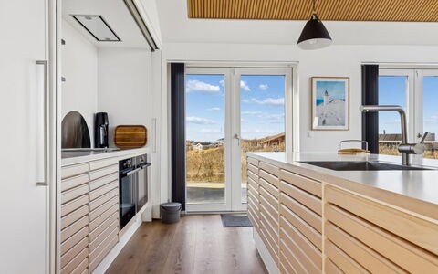Nuka - 250M from the Sea: Hout, Keuken, Interieur Ontwerp, Flooring, Countertop, Toestel Van De Keuken, Verdieping, Huishoudapparatuur, Houten Vloer, Plafond