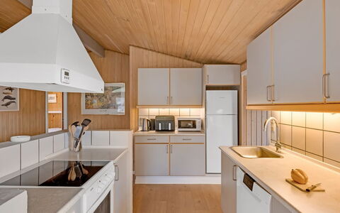 Ruse - 600M from the Sea: Keuken, Countertop, Hout, Interieur Ontwerp, Plafond, Toestel Van De Keuken, Flooring, Major Appliance, Cabinetry, Lichte Inrichting