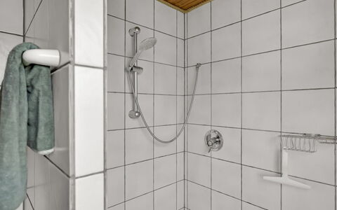 Ruse - 600M from the Sea: Loodgieterswerkinrichting, Badkamer, Flooring, Verdieping, Loodgieter, Interieur Ontwerp, Kraan, Douche, Tegel, Wastafel