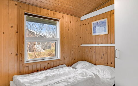 Ruse - 600M from the Sea: Hout, Slaapkamer, Plafond, Bed, Laken, Bedding, Bed Frame, Hardwood, Beits, Kamer