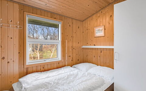 Ruse - 600M from the Sea: Hout, Slaapkamer, Bed, Interieur Ontwerp, Flooring, Verdieping, Plafond, Bedding, Hardwood, Beits