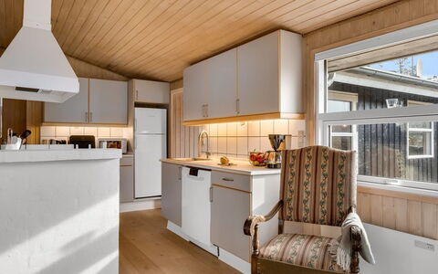 Ruse - 600M from the Sea: Hout, Keuken, Countertop, Interieur Ontwerp, Flooring, Plafond, Meubilair, Verdieping, Cabinetry, Kamer