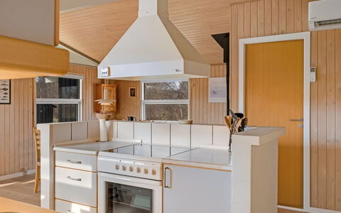 Ruse - 600M from the Sea: Keuken, Countertop, Interieur Ontwerp, Hout, Plafond, Flooring, Toestel Van De Keuken, Lichte Inrichting, Cabinetry, Meubilair