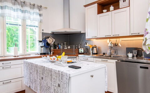 Koivuranta: Keuken, Countertop, Toestel Van De Keuken, Interieur Ontwerp, Cabinetry, Flooring, Major Appliance, Meubilair, Huis, Huishoudapparatuur