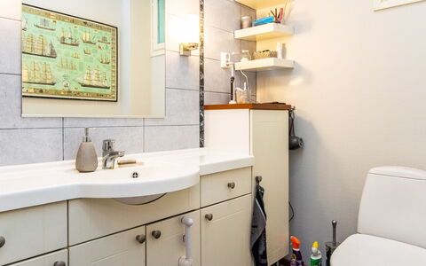 Koivuranta: Wastafel In De Badkamer, Badkamer, Loodgieterswerkinrichting, Wastafel, Interieur Ontwerp, Flooring, Badkamerkast, Loodgieter, Verdieping, Kraan