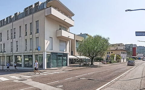 Gigi: Appartement, Stedelijk Ontwerp, Condominium, Commercieel Gebouw, Gemengd Gebruik, Family Car, Stoep, Luxevoertuig, Mid-Size Car, Balkon