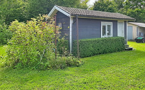 Lötstugan: Gras, Struik, Huis, Verblijf, Tuin, Dak, Huis, Siding, Land Lot
