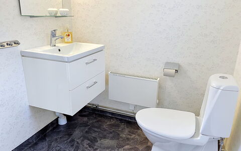 Lötstugan: Wastafel In De Badkamer, Loodgieterswerkinrichting, Flooring, Wastafel, Verdieping, Badkamer, Interieur Ontwerp, Badkamerkast, Kraan, Loodgieter