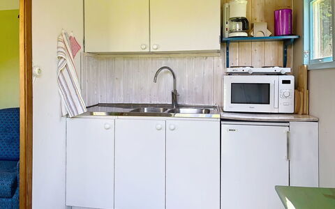 Lötstugan: Keuken, Hout, Gootsteen, Interieur Ontwerp, Flooring, Wastafel, Verdieping, Countertop, Major Appliance, Loodgieterswerkinrichting