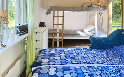 Lötstugan: Meubilair, Bed, Slaapkamer, Interieur Ontwerp, Hout, Verdieping, Laken, Flooring, Bedding, Textiel