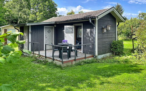 Lötstugan: Huis, Verblijf, Struik, Huis, Dak, Veranda, Siding, Deur, Garden Gebouwen