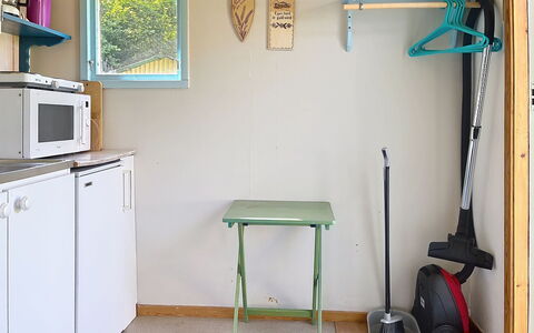 Lötstugan: Flooring, Verdieping, Kamer, Meubilair, Plafond, Verf, Beits, Cabinetry, Lade, Stellingen