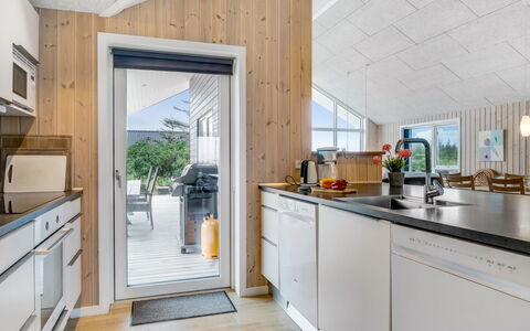 Arsi - 350M from the Sea: Hout, Keuken, Flooring, Huis, Countertop, Verdieping, Major Appliance, Houten Vloer, Plafond, Hardwood