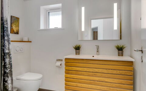 Arsi - 350M from the Sea: Loodgieterswerkinrichting, Flooring, Badkamerkast, Badkamer, Verdieping, Interieur Ontwerp, Loodgieter, Wastafel In De Badkamer, Kraan, Wastafel