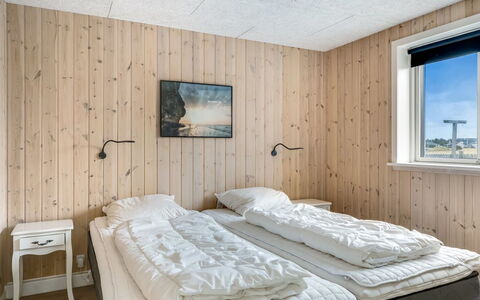 Arsi - 350M from the Sea: Slaapkamer, Hout, Bed, Laken, Plafond, Bedding, Verdieping, Bed Frame, Kamer, Hardwood