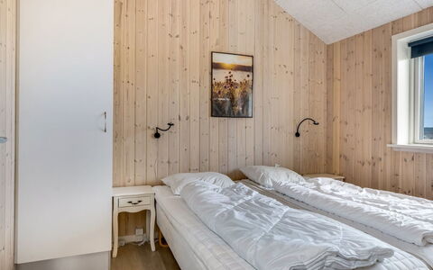 Arsi - 350M from the Sea: Hout, Slaapkamer, Bed, Plafond, Verdieping, Laken, Interieur Ontwerp, Bedding, Flooring, Bed Frame