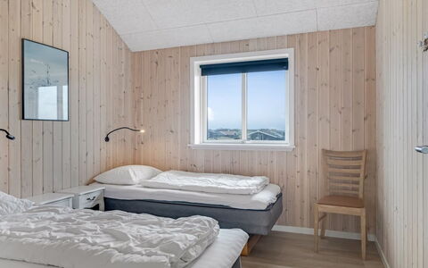 Arsi - 350M from the Sea: Slaapkamer, Freezing, Ijskap, Bedding, Winter, Daylighting, Sneeuw, Bed, Plank, Laken
