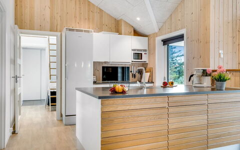 Arsi - 350M from the Sea: Hout, Keuken, Flooring, Interieur Ontwerp, Houten Vloer, Countertop, Huishoudapparatuur, Toestel Van De Keuken, Verdieping, Meubilair