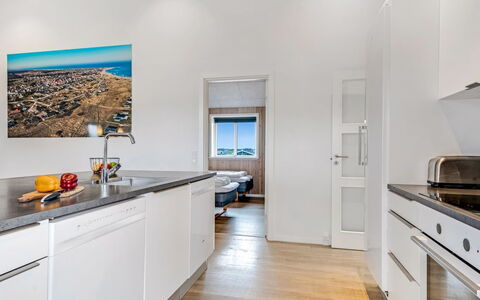 Arsi - 350M from the Sea: Flooring, Interieur Ontwerp, Verdieping, Hout, Plafond, Keuken, Countertop, Houten Vloer, Meubilair, Major Appliance