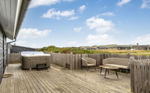 Arsi - 350M from the Sea: Hout, Huis, Hardwood, Plank, Beits, Houten Vloer, Dek, Timmerhout, Daylighting, Balkon