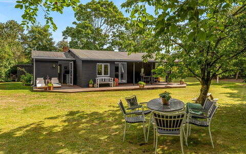 Elenora - 200M from the Sea: Gras, Struik, Huis, Huis, Verblijf, Land Lot, Tuin, Boerderij, Groundcover