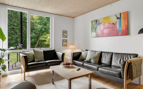 Elenora - 200M from the Sea: Meubilair, Interieur Ontwerp, Flooring, Muur, Bankstel, Hout, Verdieping, Woonkamer, Houten Vloer, Fotolijst