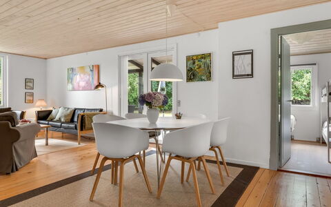 Elenora - 200M from the Sea: Meubilair, Interieur Ontwerp, Flooring, Verdieping, Houten Vloer, Hout, Tafel, Plafond, Stoel, Eetkamer